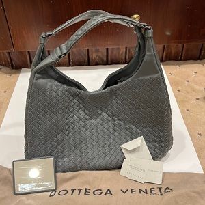 Bottega Veneta BOTTEGA VENETA
Nappa Intrecciato Medium Campana Hobo gray